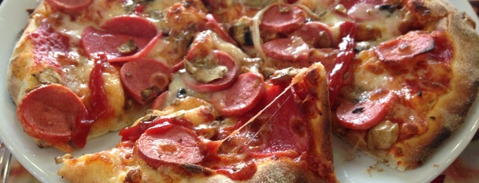 Pizza Pizza is one of Lugares favoritos de Abdullah.