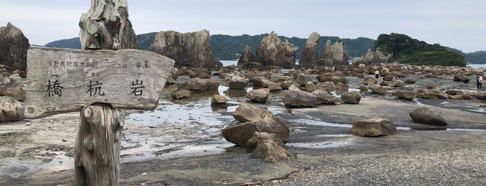 Hashigui-iwa Rock is one of 和歌山県朝日夕陽百選モニュメント.