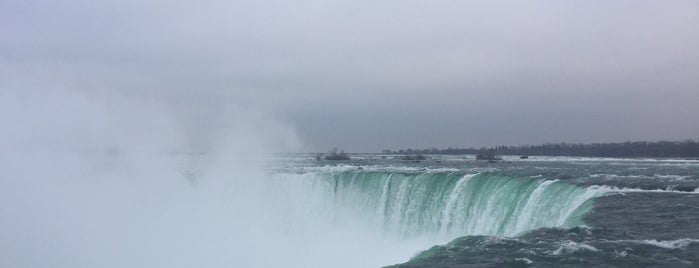 Niagara Falls (Canadian Side) is one of Tempat yang Disukai Lee.