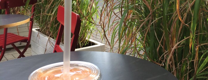 Moodie Cafe and Juice is one of Eat&Shop Warszawa.