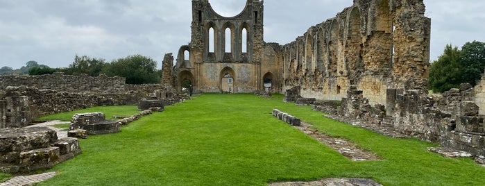 Byland Abbey is one of สถานที่ที่ Carl ถูกใจ.