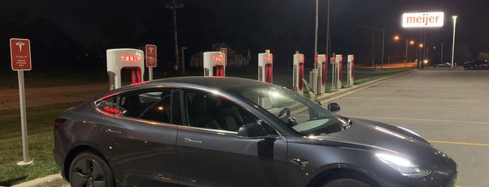 Tesla Supercharger is one of สถานที่ที่ Ross ถูกใจ.