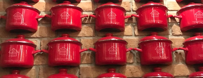 Maroni Hot Pots is one of Lugares guardados de Julia.
