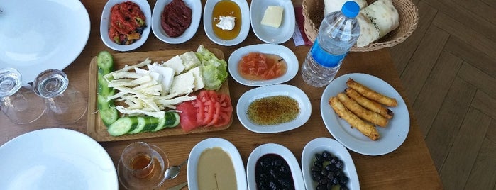 Etçi ( Halil Ağa ) is one of Locais curtidos por Mutlu.