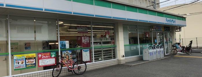 FamilyMart is one of コンビニ.