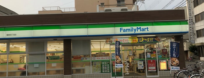 ファミリーマート 豊新四丁目店 is one of 電源使える場所リスト.