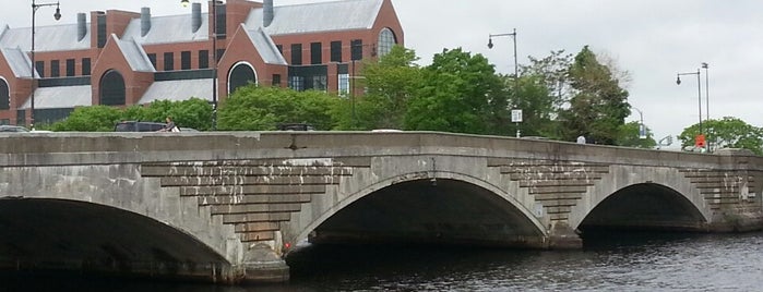 Western Ave Bridge is one of Tempat yang Disukai Stella.