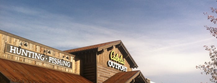 Cabela's is one of Lugares favoritos de Emily.