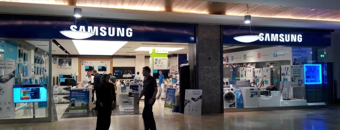 Samsung Digital Plaza is one of Tempat yang Disukai Orhan.