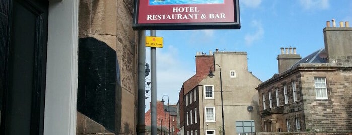 The Royal Mackintosh Hotel is one of สถานที่ที่ Vanessa ถูกใจ.