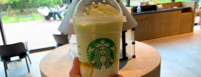 Starbucks is one of ティーローズさんの保存済みスポット.