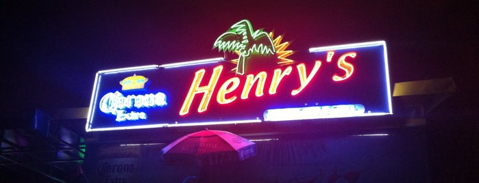 Henry's Beach Cafe And Grill is one of Lugares favoritos de Flávia.