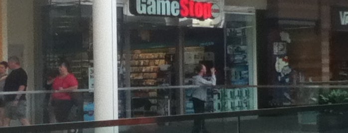GameStop is one of Enriqueさんのお気に入りスポット.