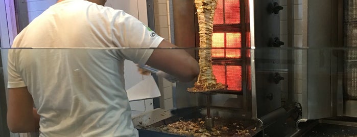 Döner Mediterranean Grill is one of Tempat yang Disukai Hiroshi ♛.