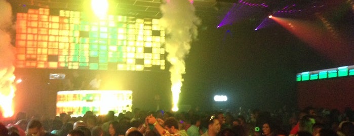 Living Night Club is one of Jefrey'in Kaydettiği Mekanlar.