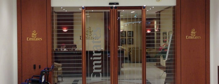 Emirates Lounge is one of Lugares favoritos de Darren.