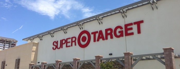 Super Target is one of Orte, die Robert gefallen.