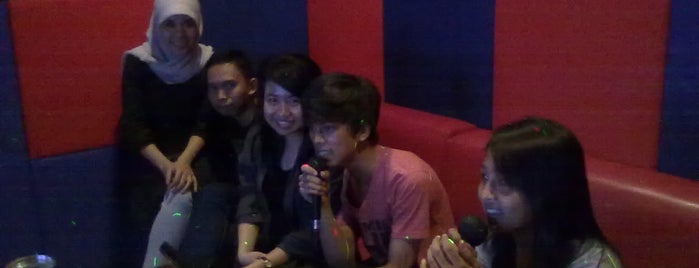 Scarlet Family Karaoke is one of Karaoke Lounge in Makassar.