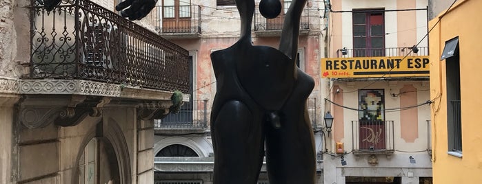 Plaza Gala Dalí is one of BARCELONA WISHLIST.