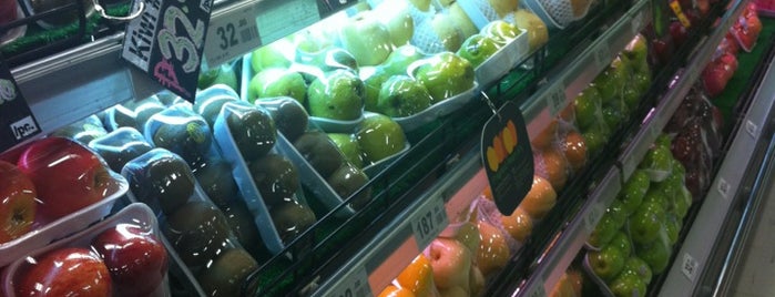 Rustan's Supermarket Fresh is one of Tempat yang Disukai Jed.