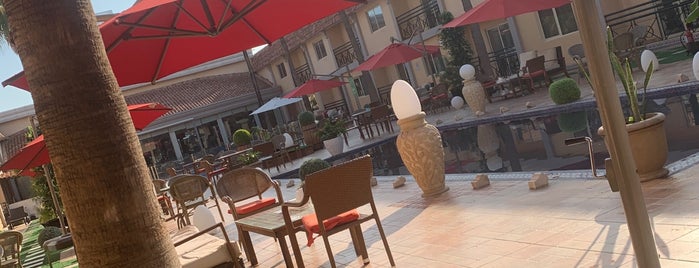 Coffee Shop Company-Holiday Inn Corniche is one of Abdullah 님이 좋아한 장소.