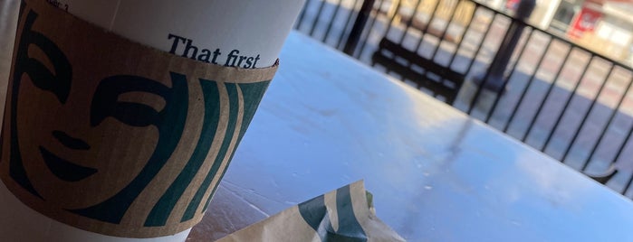Starbucks is one of สถานที่ที่ Jason ถูกใจ.