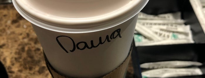 Starbucks is one of Даринаさんのお気に入りスポット.