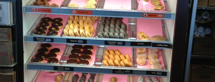 Dunkin Donuts is one of Tempat yang Disukai Chris.