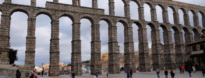 Puente de Segovia is one of Tempat yang Disukai Alberto.