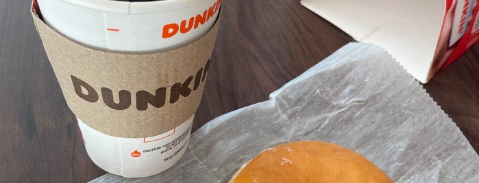 Dunkin' Donuts is one of สถานที่ที่ Mansour ถูกใจ.