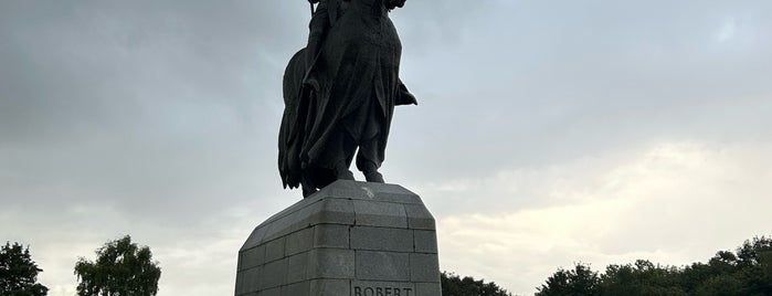 Robert the Bruce Equestrian Statue is one of Monuments.