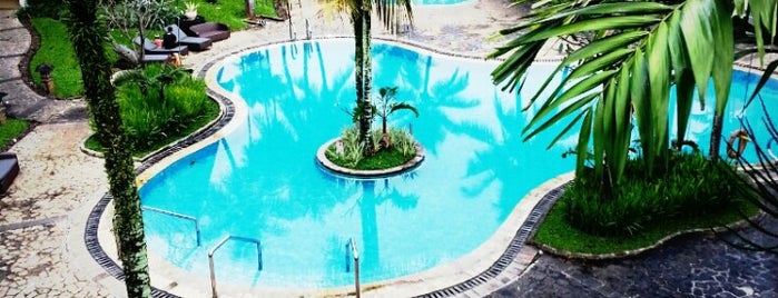 Swimming Pool Sheraton Hotel is one of Gondel'in Beğendiği Mekanlar.