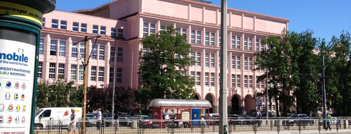 Escuela de Economía de Varsovia is one of Lugares favoritos de Krzysztof.
