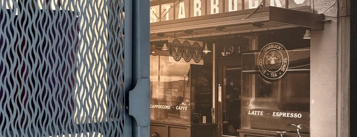 Starbucks is one of Manhattan ☕️.