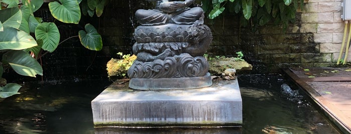 Wat Intharawihan is one of Lugares favoritos de Masahiro.
