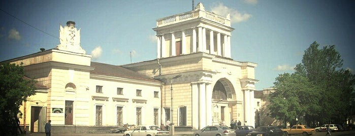 Ж/Д вокзал Луга is one of Tempat yang Disukai Полина.