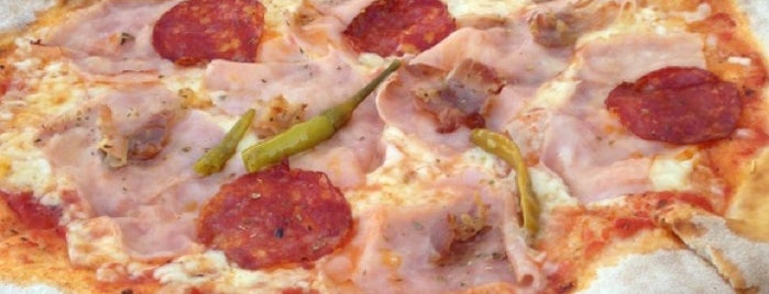 Pizzeria Riva is one of Lugares favoritos de Brian.