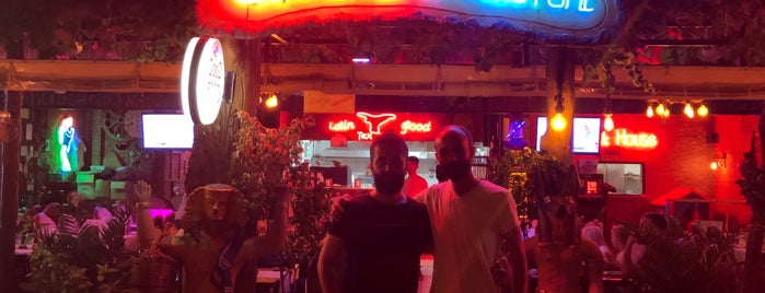 cubana bar is one of Lieux sauvegardés par Özcan Emlak İnş 👍.