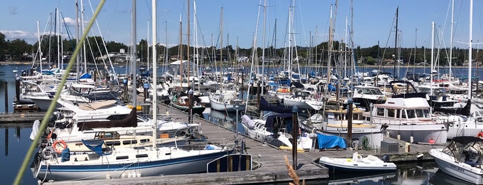 The Oak Bay Marina is one of Orte, die Enrique gefallen.