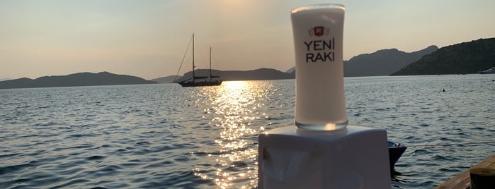 Yakamoz Restoraunt is one of Serhan'ın Beğendiği Mekanlar.