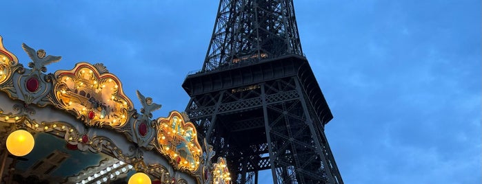 Carrousel de la Tour Eiffel is one of Lugares favoritos de Winnie.