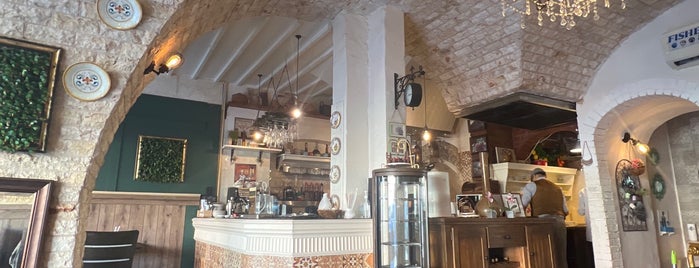 LaFamiglia Bistro Cafe is one of Tempat yang Disimpan Joelle.