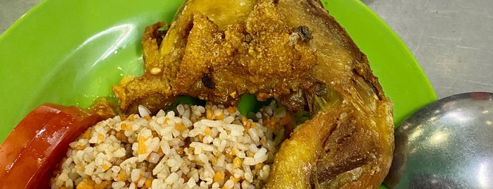 cơm gà xối mỡ Lão Hương Thân 老鄉親吹波鸡飯 is one of big meal in Saigon.