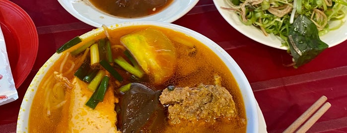 Bún Riêu (lề đường) is one of SE Asia.