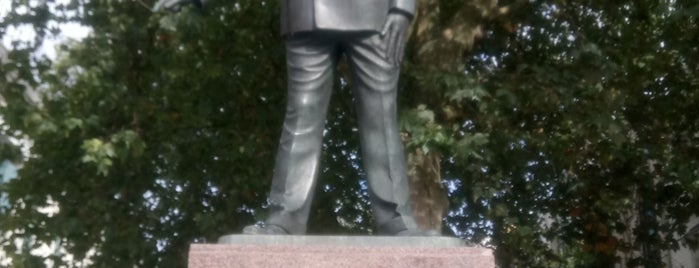 Aneurin Bevan Statue is one of Tristanさんのお気に入りスポット.