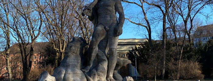 Neptunbrunnen is one of Tempat yang Disukai Alexander.