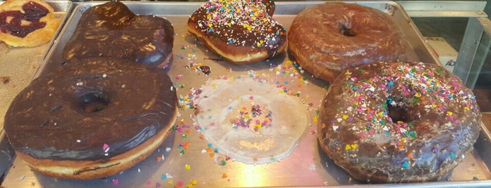 Bob's Donuts is one of SF：Sweets & Bakery.