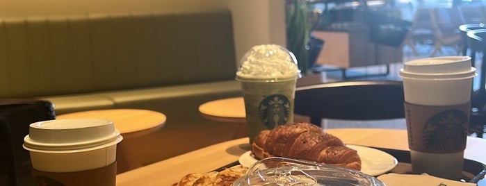Starbucks is one of Tempat yang Disimpan Queen.