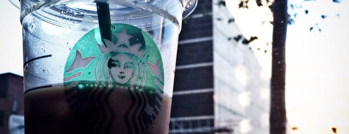 Starbucks is one of Lugares favoritos de Caroline.