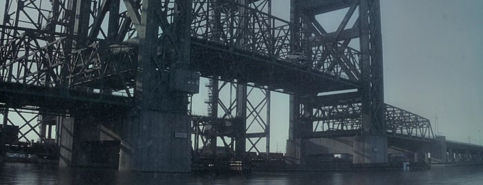 Commodore Schuyler F. Heim Bridge is one of Inception (2010).
